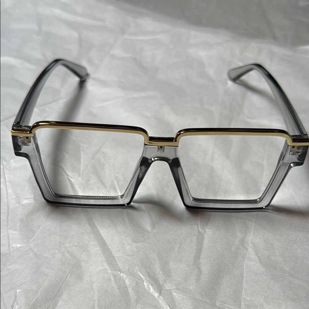 NWOT-Light of Luxe Grey and Gold Square Sunglasses with Black Case